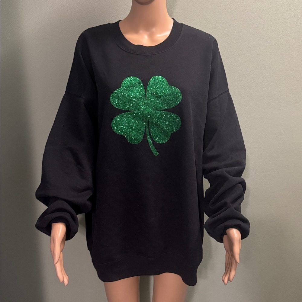 BNWOT Hanes Black Sweatshirt with Green Glitter Shamrock size XXL